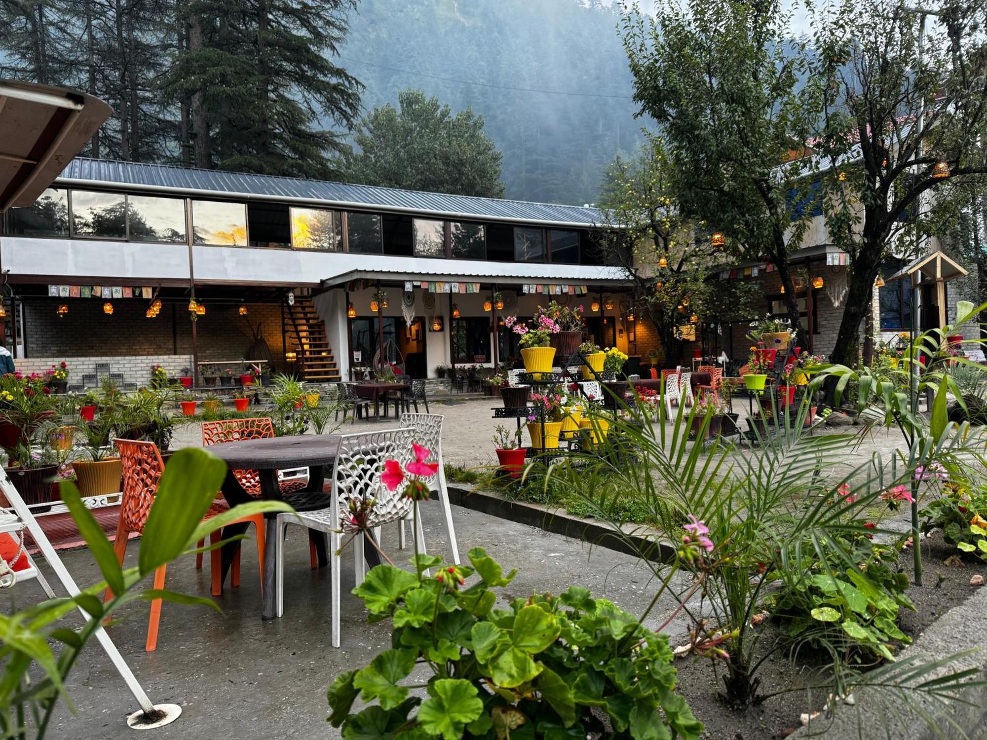 The Royal Orchard Kasol Hotell Exteriör bild